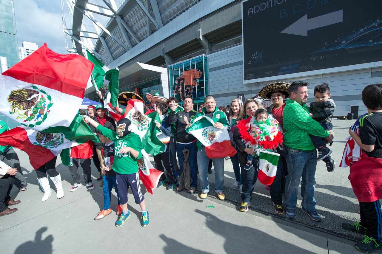 Aficionados mexicanos le ponen color a la fiesta en Canadá durante el partido de la eliminatoria al Mundial 2018.