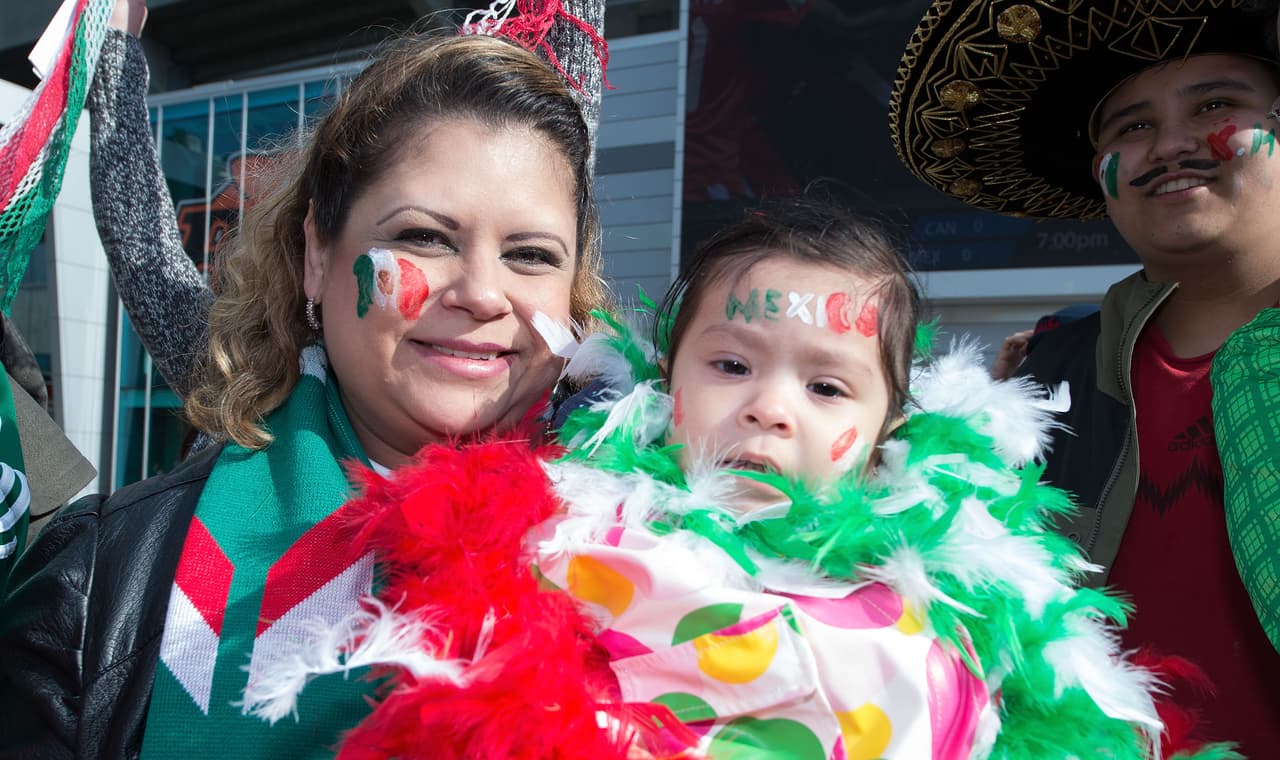 Aficionados mexicanos le ponen color a la fiesta en Canadá durante el partido de la eliminatoria al Mundial 2018.