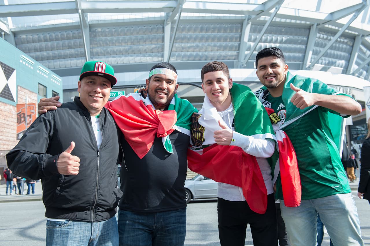 Aficionados mexicanos le ponen color a la fiesta en Canadá durante el partido de la eliminatoria al Mundial 2018.