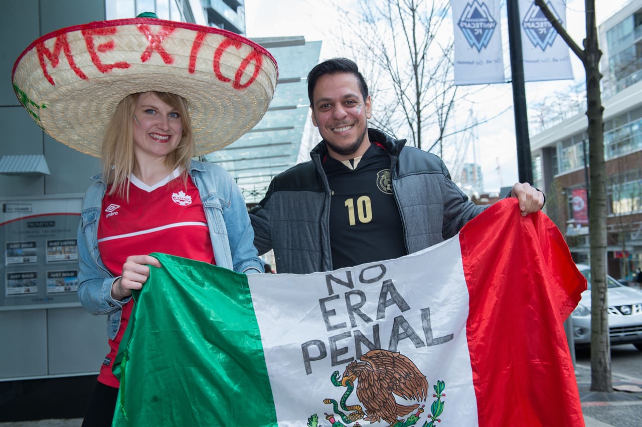 Aficionados mexicanos le ponen color a la fiesta en Canadá durante el partido de la eliminatoria al Mundial 2018.