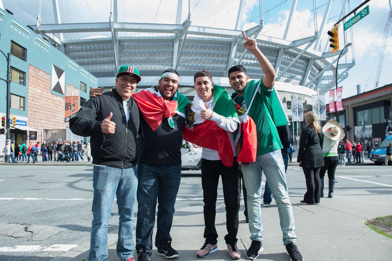 Aficionados mexicanos le ponen color a la fiesta en Canadá durante el partido de la eliminatoria al Mundial 2018.