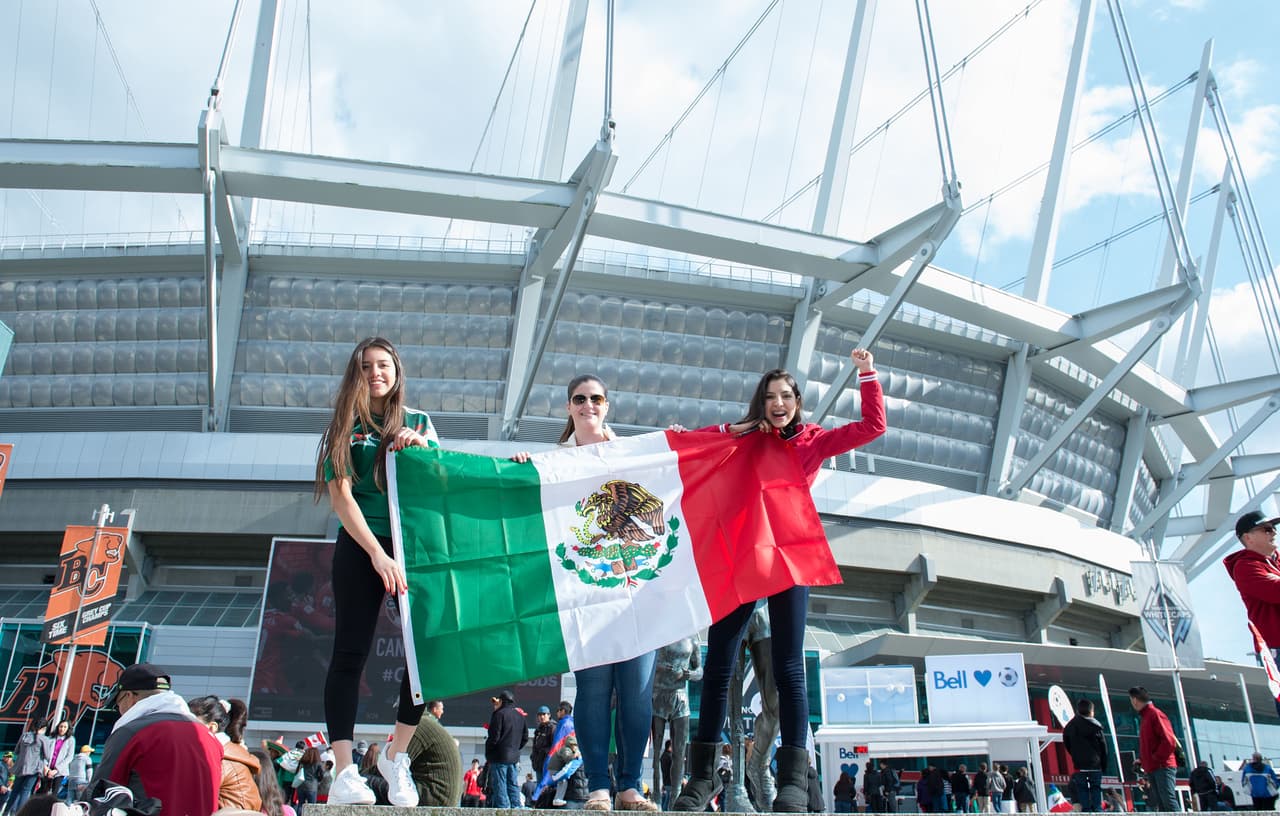 Aficionados mexicanos le ponen color a la fiesta en Canadá durante el partido de la eliminatoria al Mundial 2018.