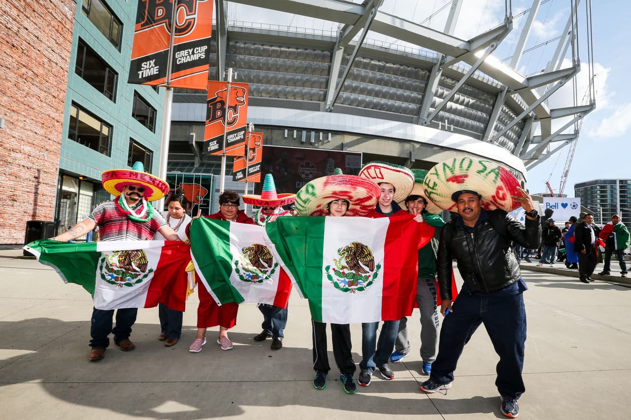Aficionados mexicanos le ponen color a la fiesta en Canadá durante el partido de la eliminatoria al Mundial 2018.