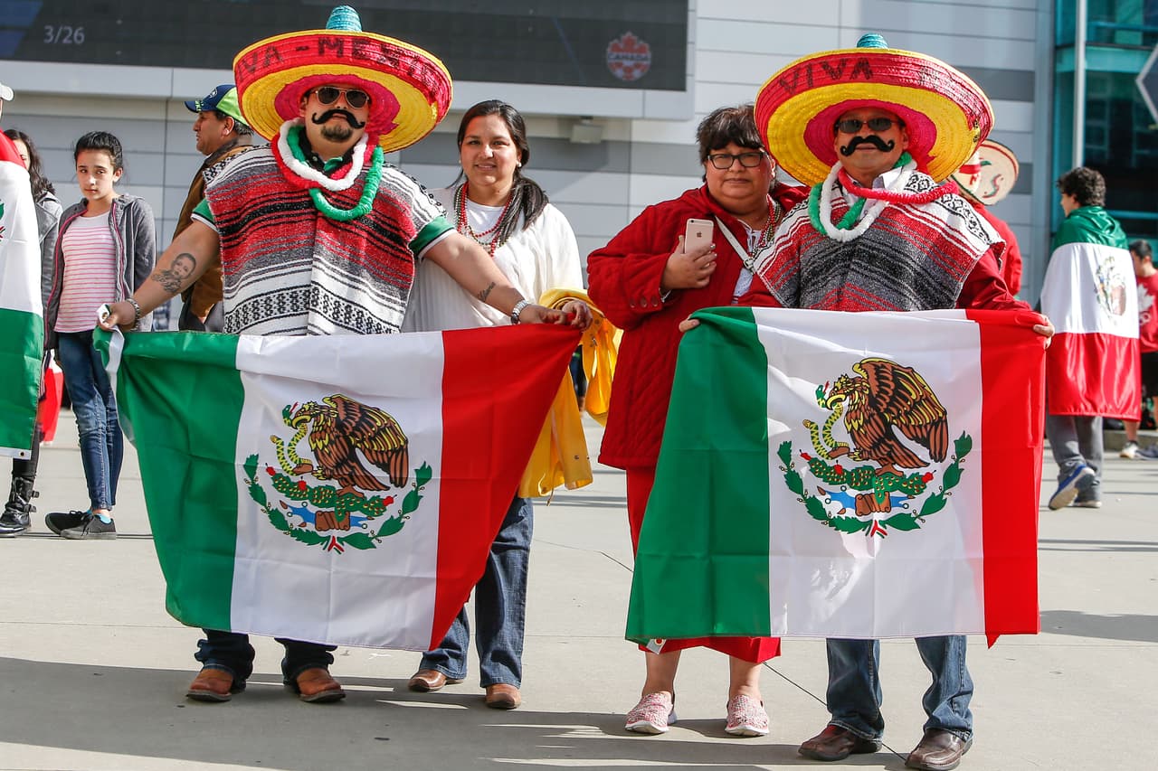 Aficionados mexicanos le ponen color a la fiesta en Canadá durante el partido de la eliminatoria al Mundial 2018.