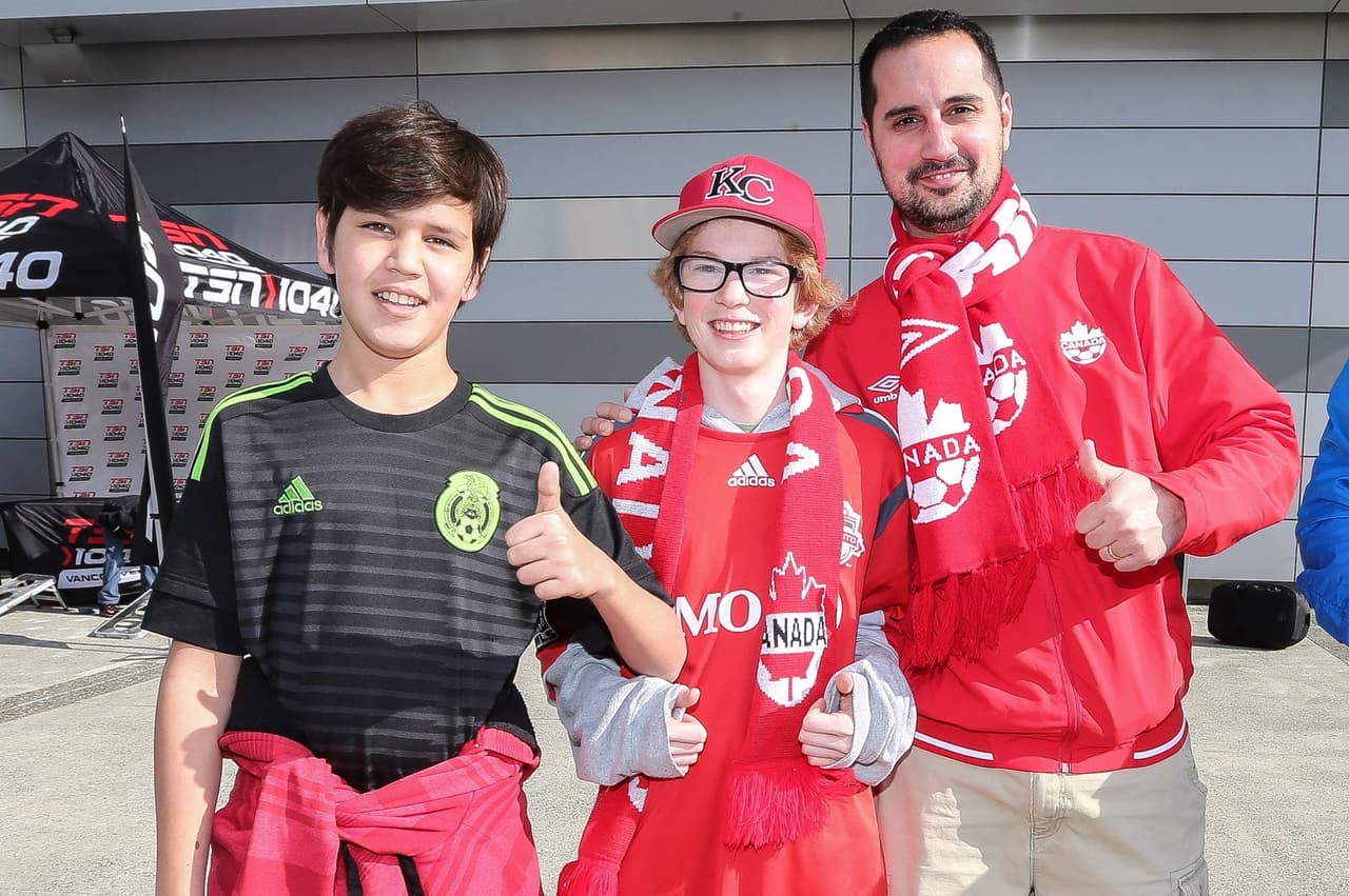 Aficionados mexicanos le ponen color a la fiesta en Canadá durante el partido de la eliminatoria al Mundial 2018.