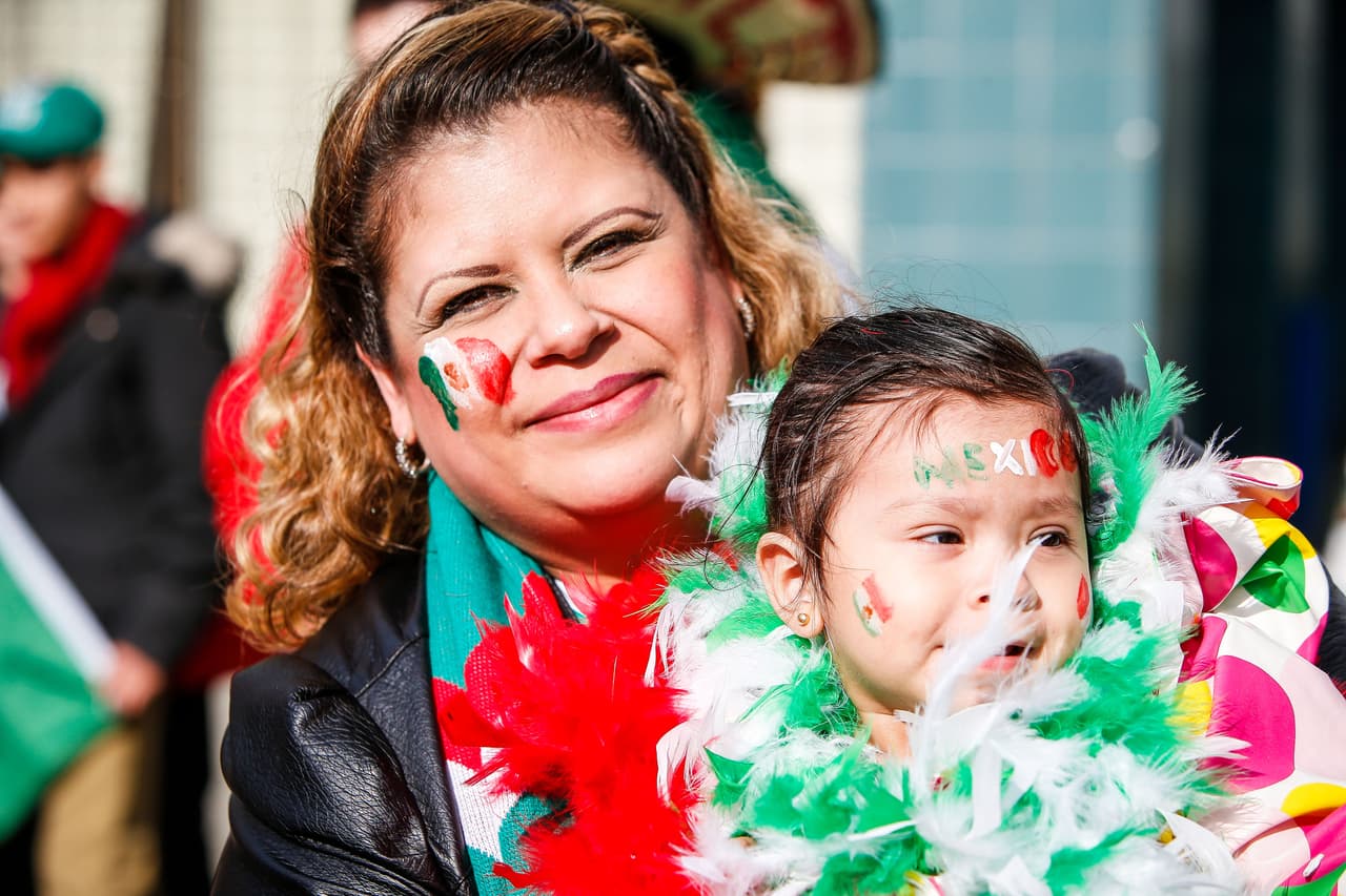 Aficionados mexicanos le ponen color a la fiesta en Canadá durante el partido de la eliminatoria al Mundial 2018.