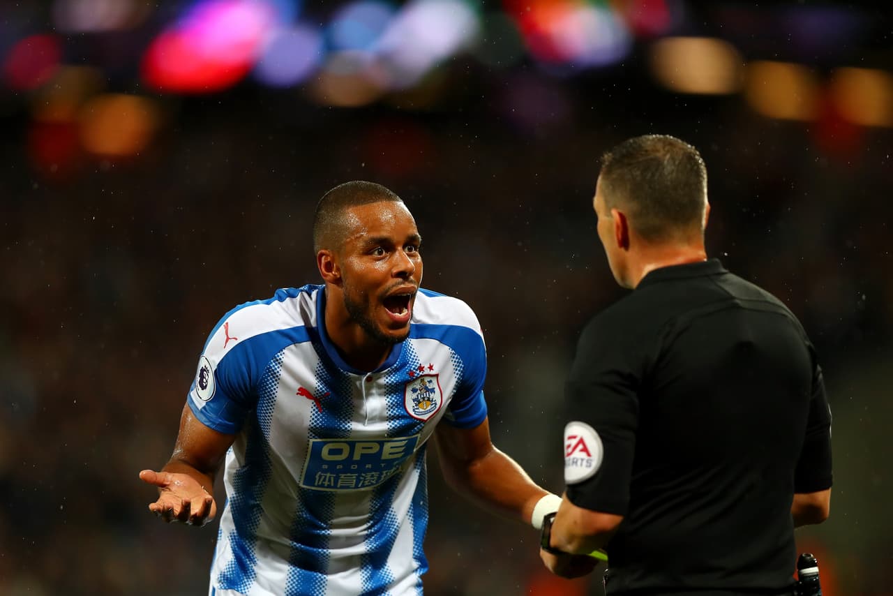 El juego se trababa mucho por el terreno de juego. Mathias Jorgensen se veía afectado al cometer una falta y ser amonestado al minuto 25.