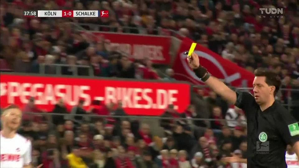 Tarjeta amarilla. El árbitro amonesta a Jhon Córdoba de 1. FC Köln
