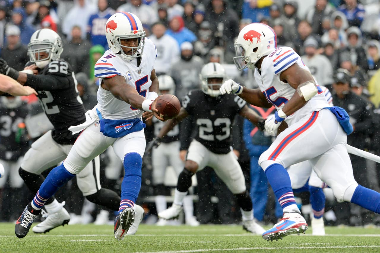 Buffalo Bills quarterback Tyrod Taylor (5) prepares to hand off to running back LeSean McCoy (25) during the first half of an NFL football game against the Oakland Raiders, Sunday, Oct. 29, 2017, in Orchard Park, N.J. (AP Photo/Adrian Kraus)