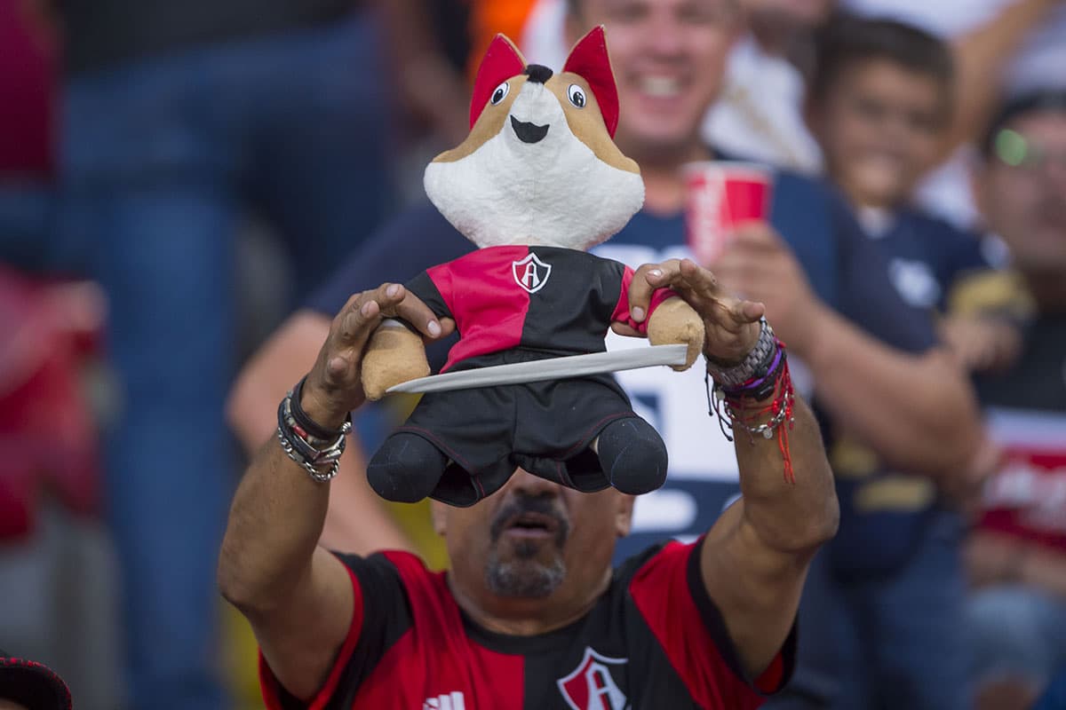 Fanático de Atlas con la mascota del equipo, previo al encuentro contra Pumas UNAM por la jornada 3 del Apertura 2018 de la Liga MX.