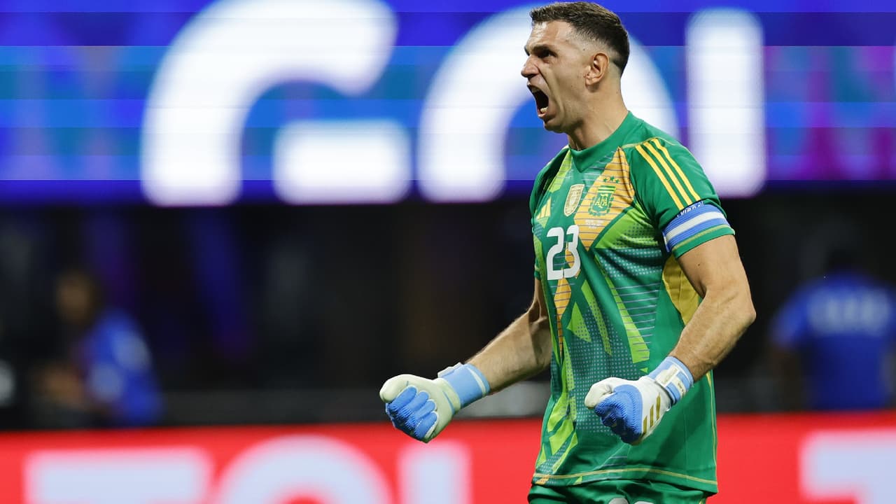 'Dibu' Martínez le canta el gol en la cara a afición de Chile