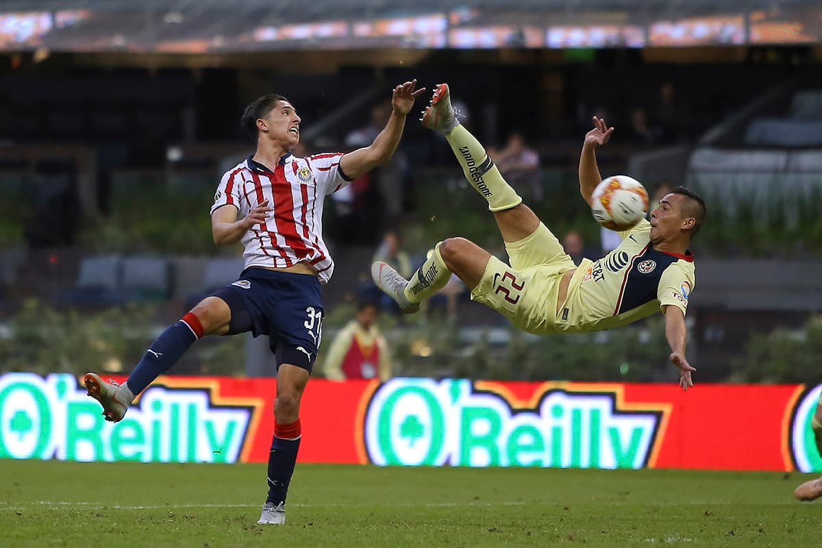 El defensa Paul Aguilar intentó marcar para el América con una chilena al minuto 60, el balón pasó cerca del arco.