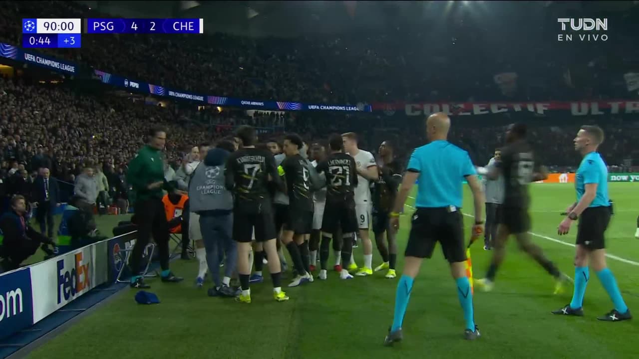 ¡Neto empujó el balonero, éste se cayó y se armó a bronca en el partido!