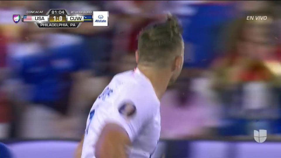 Tiro desviado de Jordan Morris