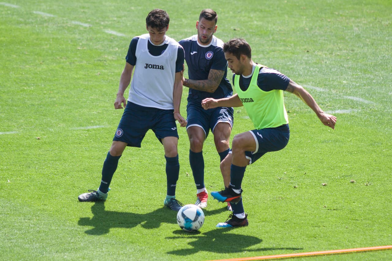 Edgar Méndez (C) y Adrián Aldrete (D), durante el entrenamiento de Cruz azul previo a la jornada 12 del torneo Clausura 2019 de la Liga MX.
