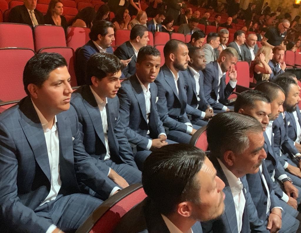 Giovani dos Santos, flamante refuerzo del América, también hace presencia en la ceremonia.
