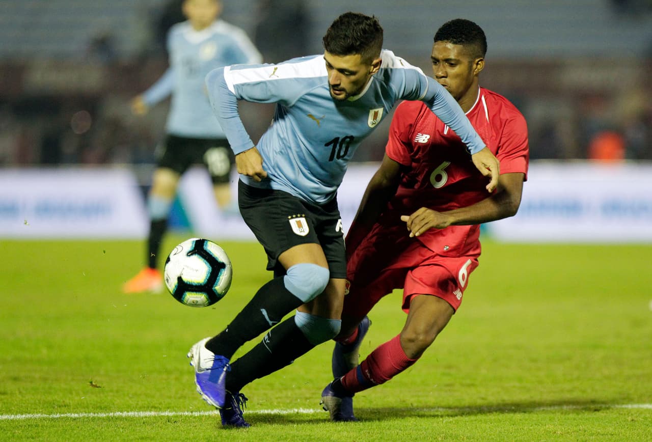 Giorgian de Arrascaeta of Uruguay, left, fights for the ball with Kevin Galvan of Panama, during a pre-Copa America friendly soccer match in Montevideo, Uruguay, Friday, June 7, 2019. Brazil will host the Copa America tournament, which runs from June 14 through July 7. (AP Photo/Matilde Campodonico)