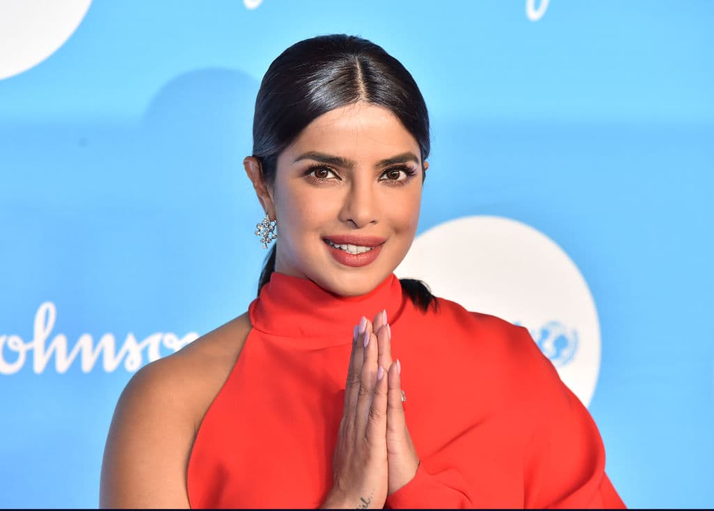 "Es un sentimiento muy vulnerable, en realidad, si publico una imagen, todo lo que está detrás de mí en esa imagen se ampliará y la gente especulará", dijo Chopra.