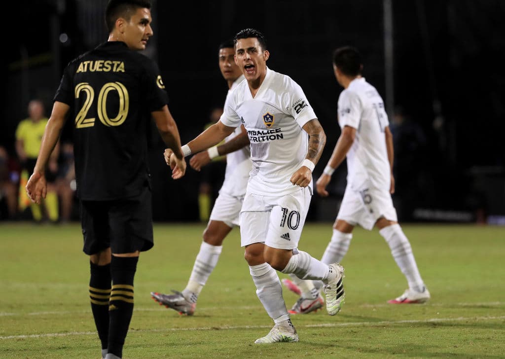 El primer gol cayó temprano, apenas a los 5’ una diagonal matona encontró los botines de Latif Blessing y el balón se escurría al fondo del arco de Pablo Sisniega; LA Galaxy ya lo ganaba.
