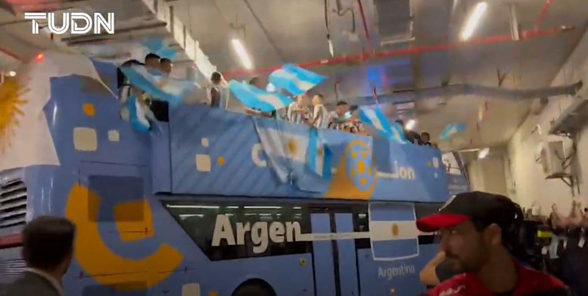 ¡La Fiesta no para! Argentina celebra desde su autobús al dejar el estadio