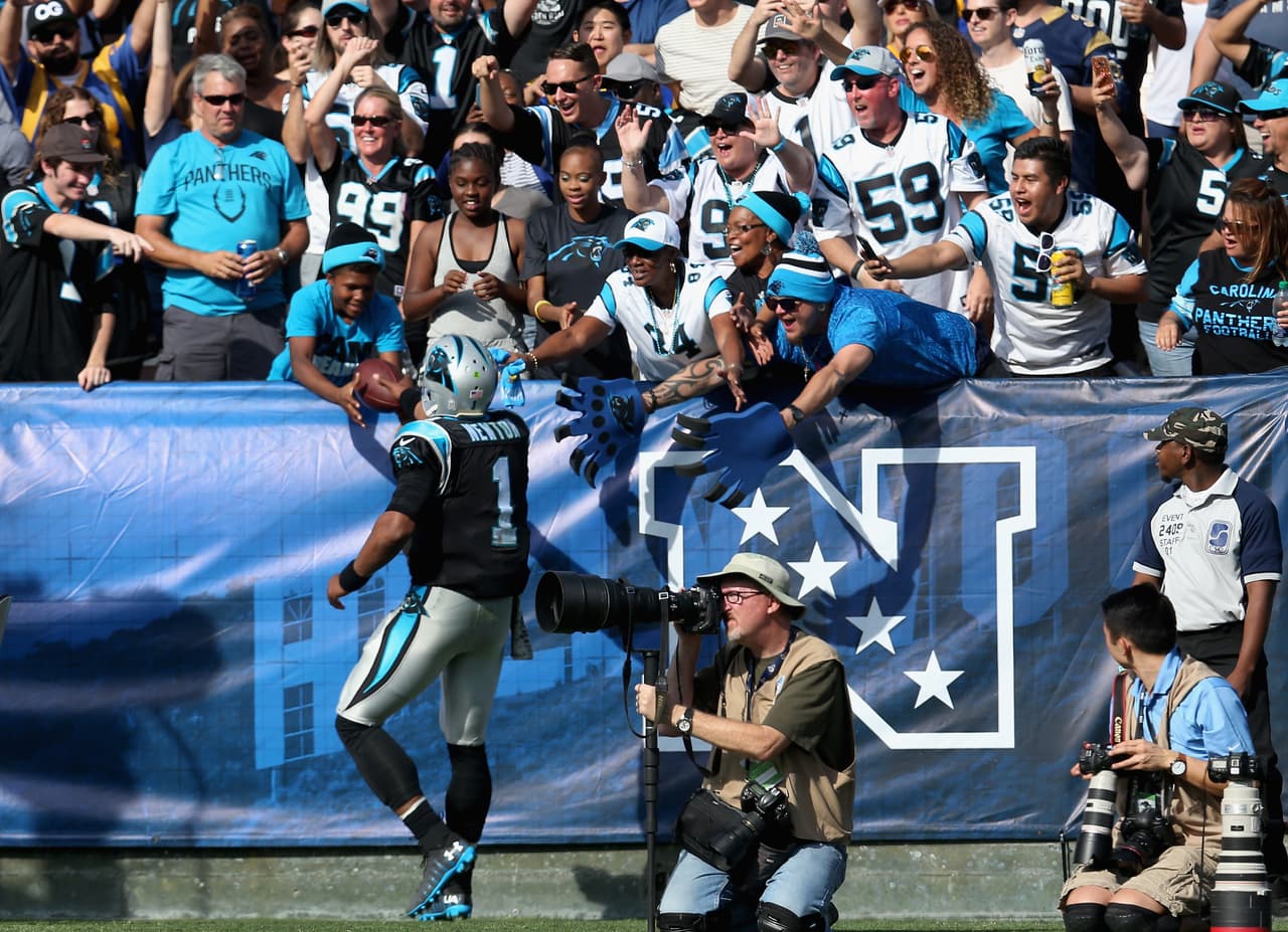 Cam Newton estuvo feliz por la victoria de su equipo y consintió a sus fans regalando uno de los balones con los que consiguió el touchdown.