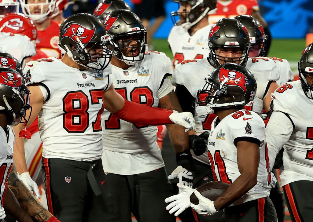 La defensa de los Tampa Bay deja a Patrick Mahomes sin pase de anotación y con dos intercepciones en la arrolladora victoria de los Buccaneers 9-31 sobre los Kansas City Chiefs. Tom Brady demuestra porque es el mejor y con tres pases de anotación y sin intercepciones consigue su séptimo anillo de Super Bowl.