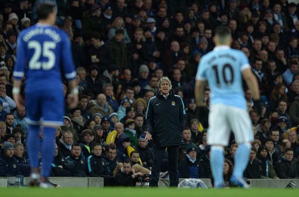 Al Manchester City también le pesó el competir seriamente en Champions. Sus esfuerzos por no repetir el ridículo europeo lo dejaron falto de piernas para la competencia interna. Los jugadores clave mostraron altibajos a lo largo de la temporada y el técnico Pellegrino nunca contó con el apoyo necesario, de hecho con apenas dos meses de temporada ya era un secreto a voces que su tiempo estaba contado y que Guardiola tomaría su puesto.