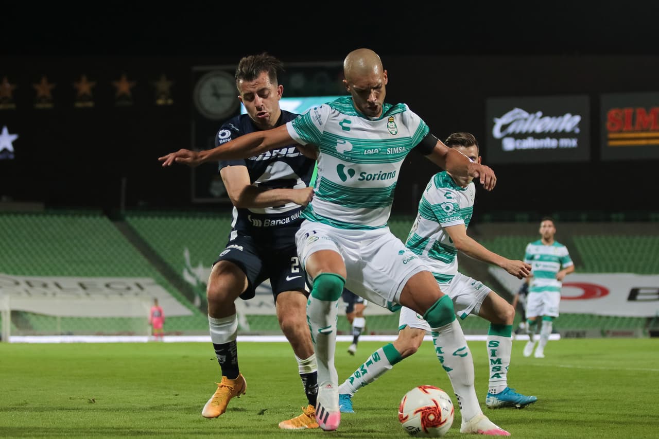 Los Pumas aprovechan los espacios del Santos y se acercan cada vez más al 0-2.