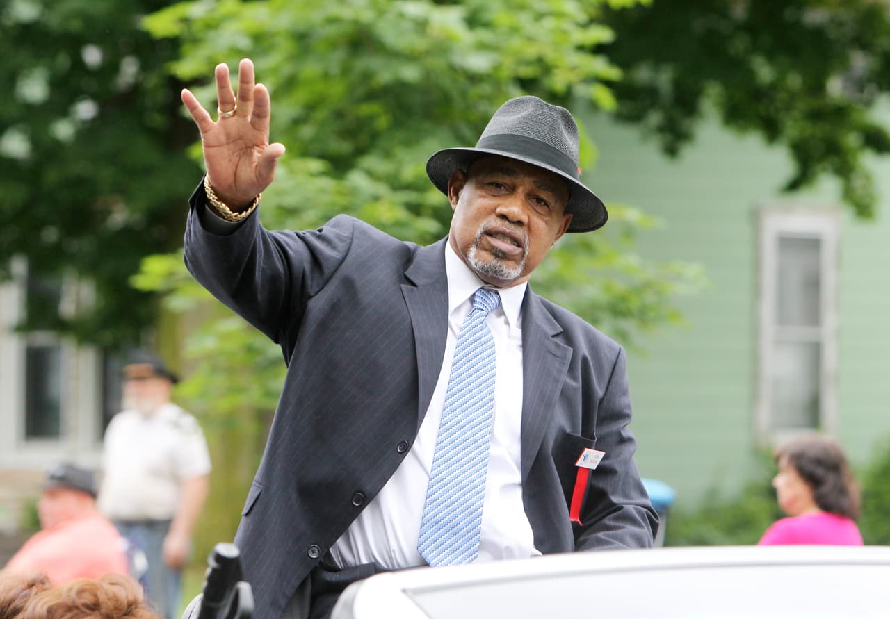 Ken Norton, boxeador que derrotó a Muhamad Alí, falleció el 19 de septiembre de 2013, un día después de un gol de Ramsey contra Olympique de Marsella en Champions League.