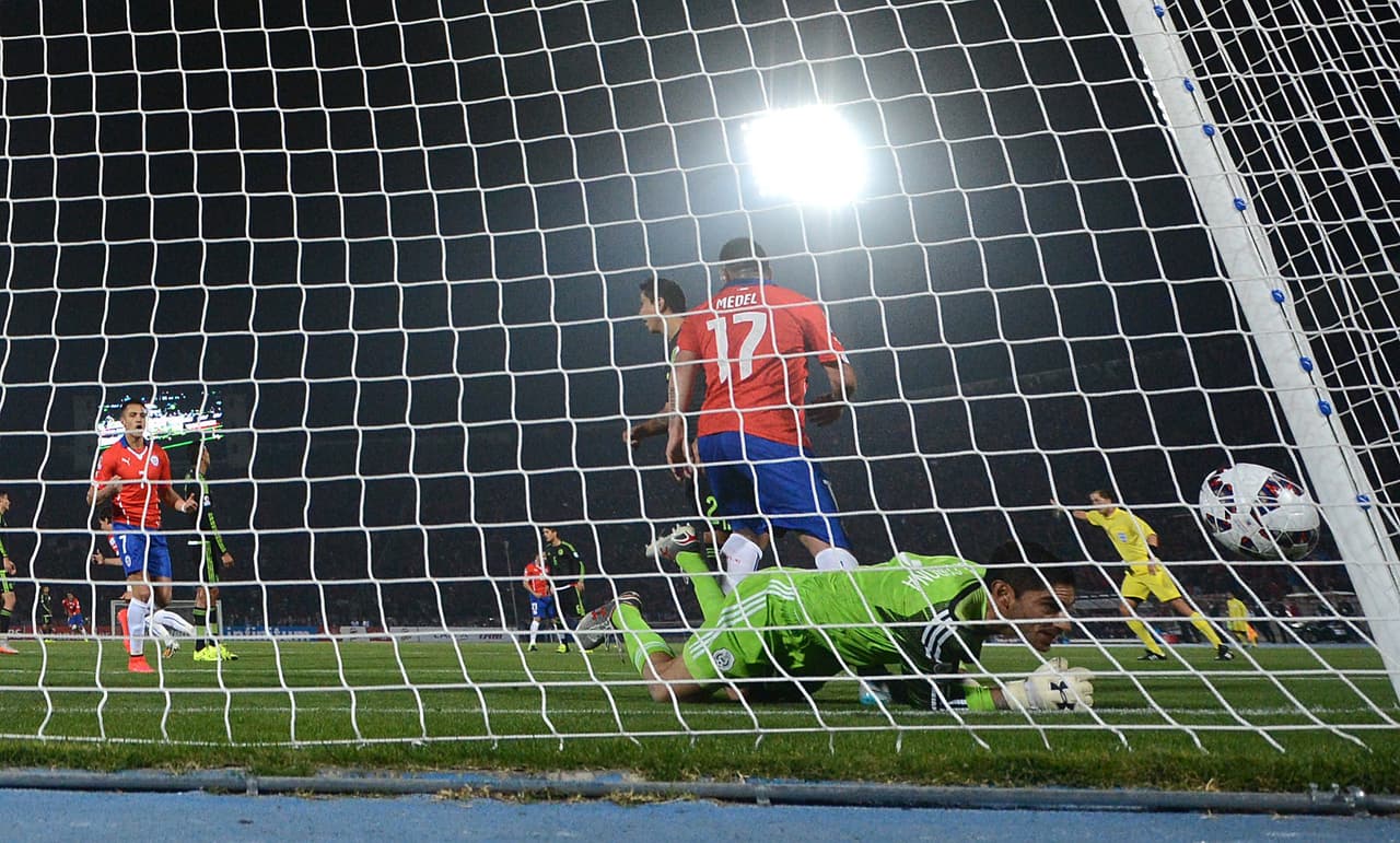 Para fortuna de los andinos el empate tardaría un minuto en llegar, en un balón al área de México Arturo Vidal se levantaría para mandar la redonda a las redes.