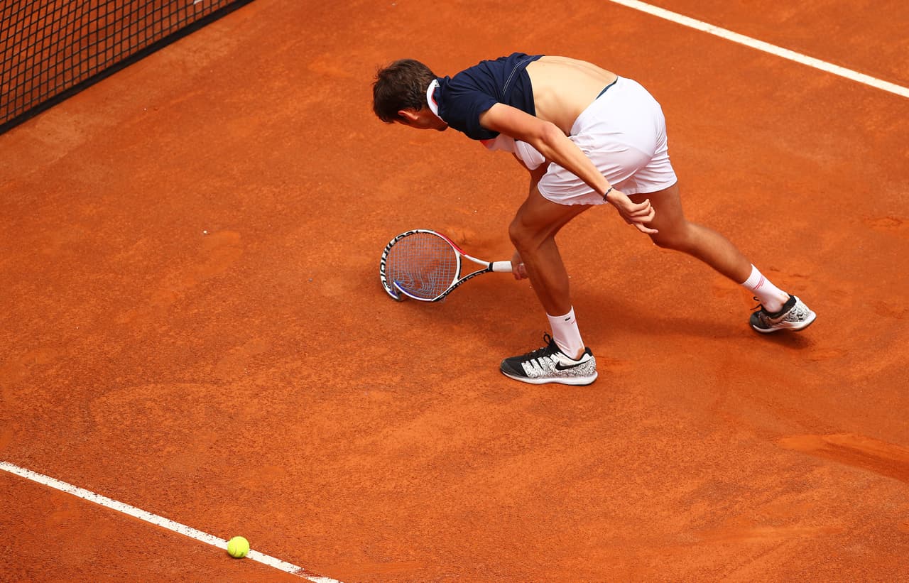 El ruso Daniil Medvedevno ocultó su frustración en su derrota contra el australiano Nick Kyrgios, que se impuso 6-3, 3-6 y 6-3 contra un rival que se mostró afectado por varias lesiones durante el partido en Italia.