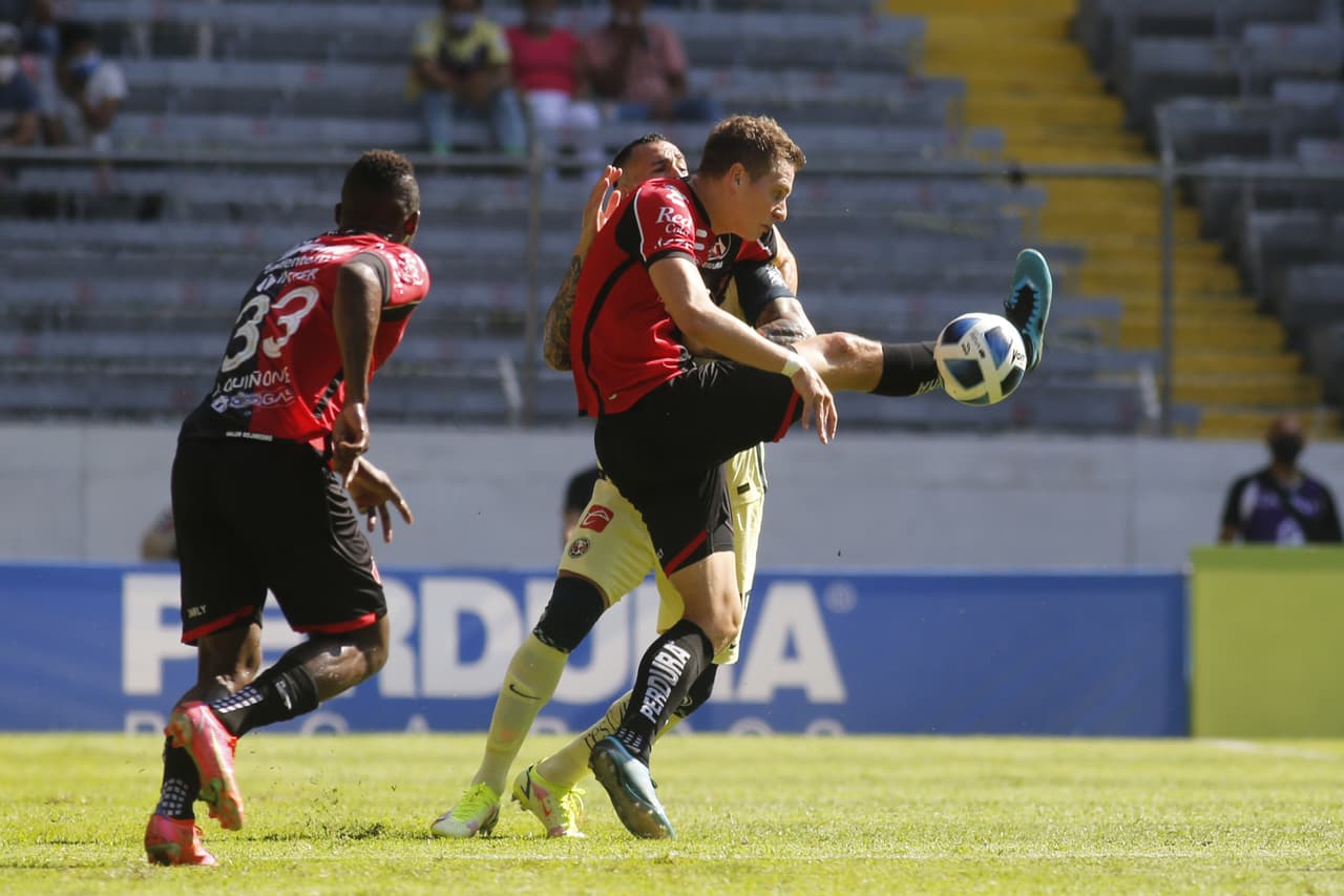 Con gol de Sebastián Córdova las Águilas del América se impusieron al Atlas que no supo aprovechar tener un hombre más en el segundo tiempo.