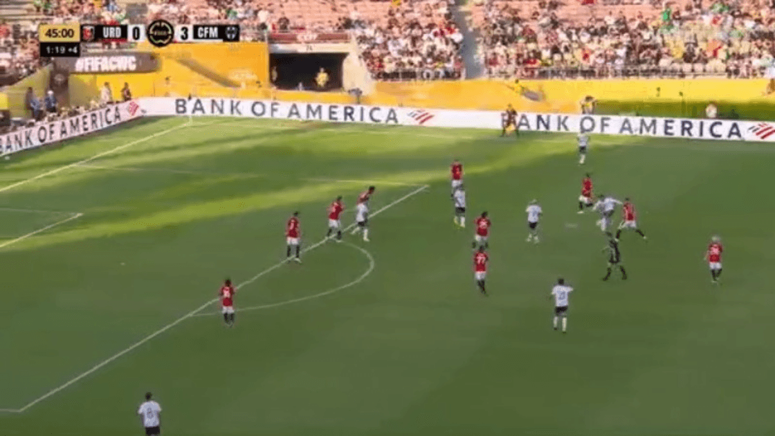 ¡Si entraba esa pelota! Deossa buscó otro golazo de larga distancia