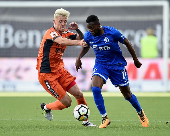MOSCOW, RUSSIA - JULY 23: Samba Sow (R) of FC Dinamo Moscow challenged by Maksim Grigoryev of FC Ural Ekaterinburg during the Russian Premier League match between FC Dinamo Moscow and FC Ural Ekaterinburg at the Arena Khimki Stadium on July 23, 2017 in Moscow, Russia. (Photo by Epsilon/Getty Images)