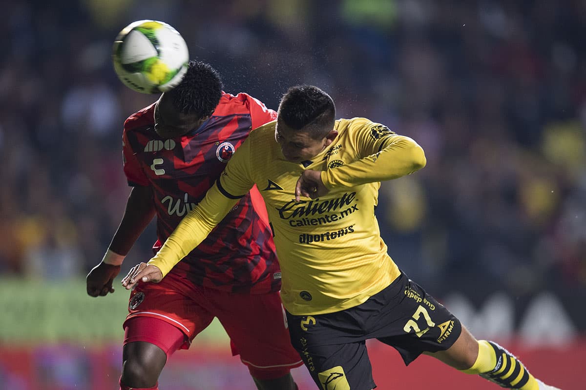 Un cabezazo de Miguel Sansores (derecha) buscó darle la ventaja a Monarcas en el segundo tiempo.