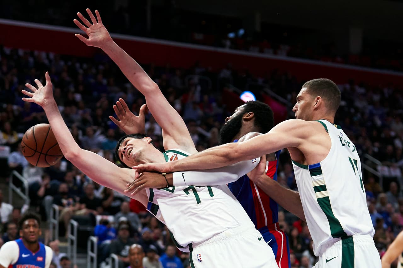 Los Milwaukee Bucks dominaron de manera abrumadora la batalla en los tableros. Los número 1 del Este recuperaron esta noche 54 rebotes, mientras que los Detroit Pistons colectaron apenas 36.