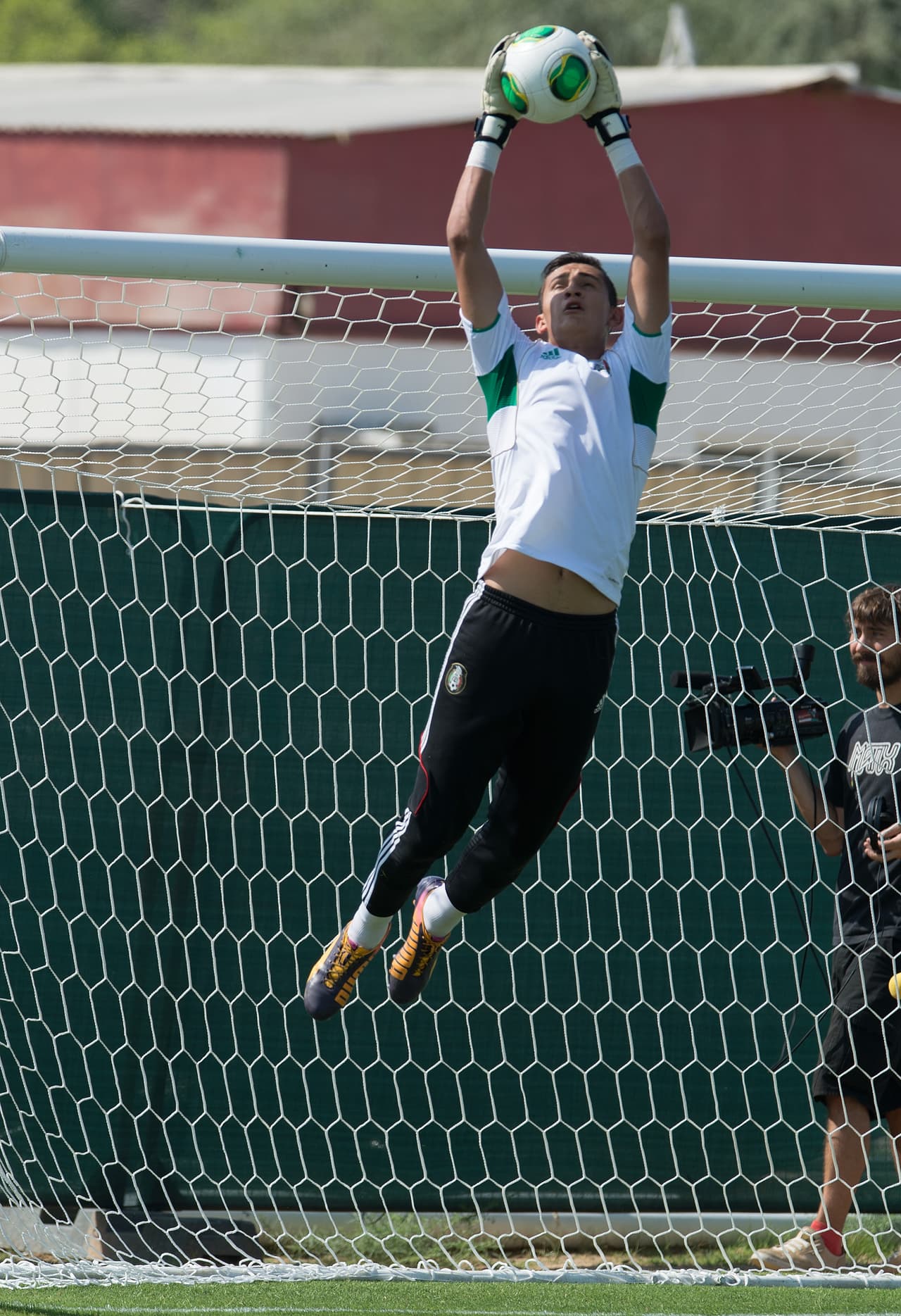Gudiño fichó por el Porto tras detener varios penales en una serie contra Brasil. Pero en su equipo no juega.