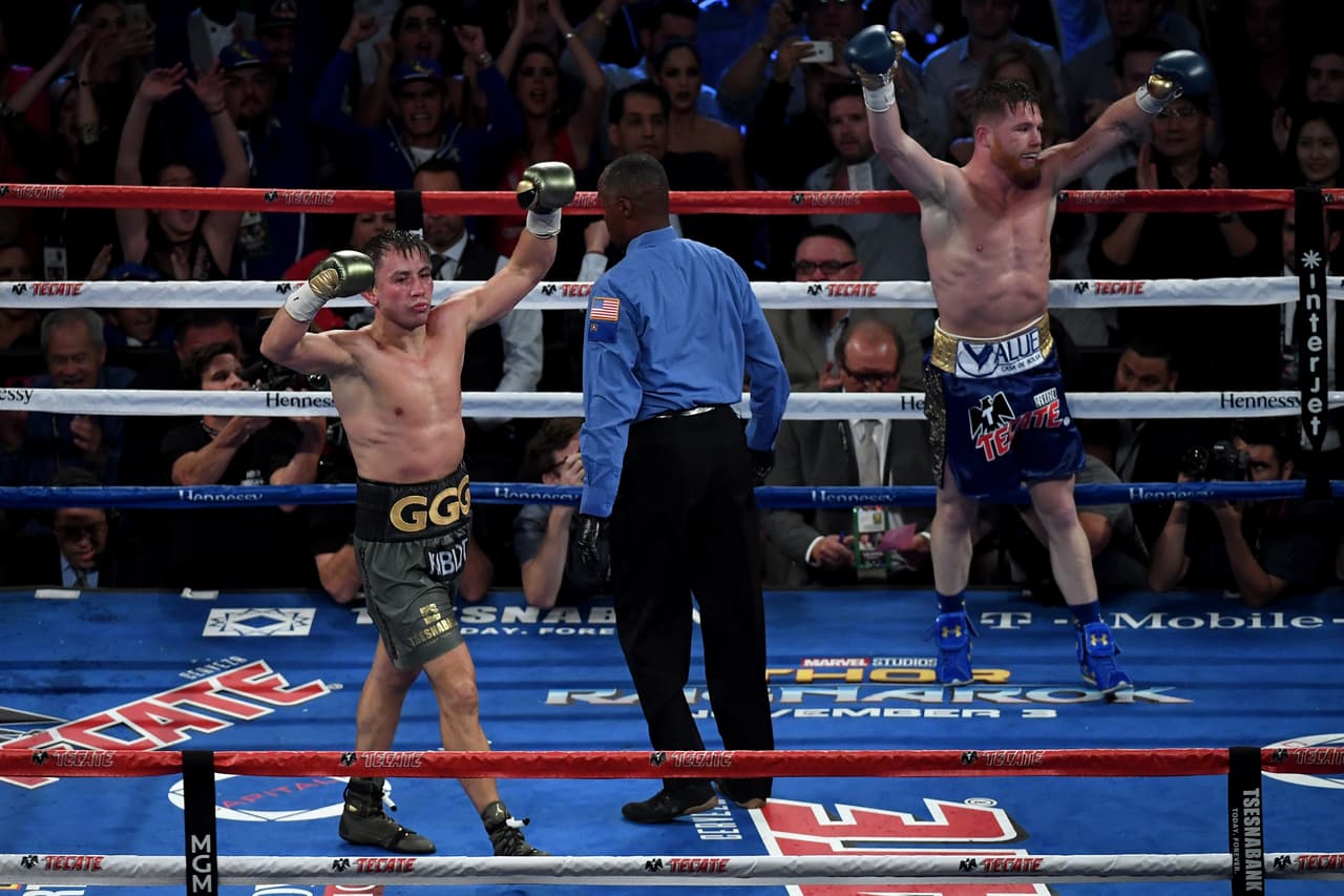 <b>4) Polémico empate contra GGG</b>. El 16 de septiembre de 2017 Gennady Golovkin y Canelo Álvarez celebraban al unísono luego de una pelea que se fue a lo máximo en T-Mobile Arena. El veredicto dio un empate que a muchos dejó insatisfechos, pensando incluso que el de Kazajistán se merecía la decisión.