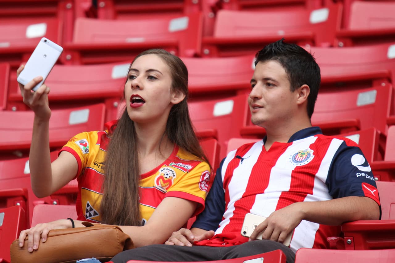 La final de la Copa MX en Guadalajara entre Chivas y Morelia se vio enmarcada por el colorido característico de este tipo de encuentros, con la belleza de porristas y fanáticas y con la fiesta que se vive en las tribunas. Que lo que el amor unió el fútbol no lo separe.