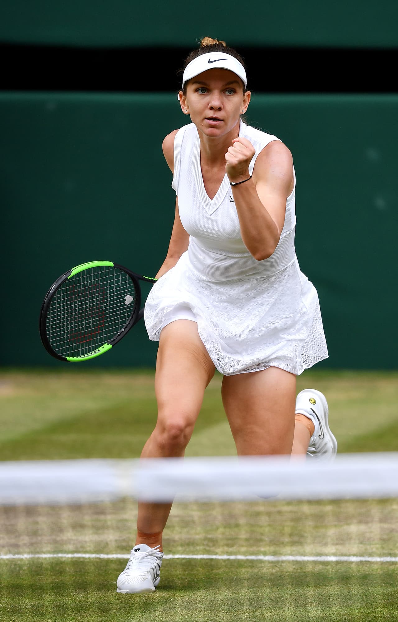 Halep, que venía de vencer a Zhang Shuai, comenzaba a recibir los elogios de la afición presente en al cancha central.