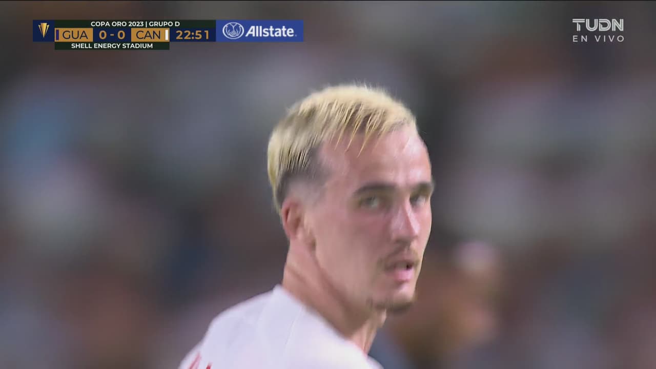 ¡Millar regaló el balón! El canadiense remató sin fuerza a portería