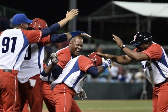 Un sencillo remolcador de Roel Santos en la baja de la décima entrada le dio hoy a los Vegueros de Pinar del Río de Cuba una dramática victoria sobre los Cangrejeros de Santurce de Puerto Rico 3-2.