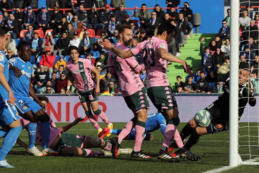 El jugador del Real Betis Aissa Mandi tuvo oportunidad ante el guardameta del Getafe David Soria.