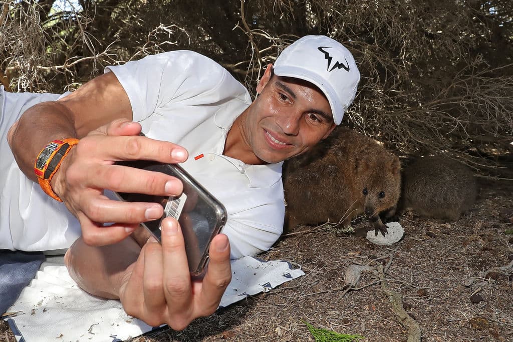 El tenista español, Rafael Nadal, convive con sus compañeros y disfruta de Perth, Australia previo al inicio de la competencia.
