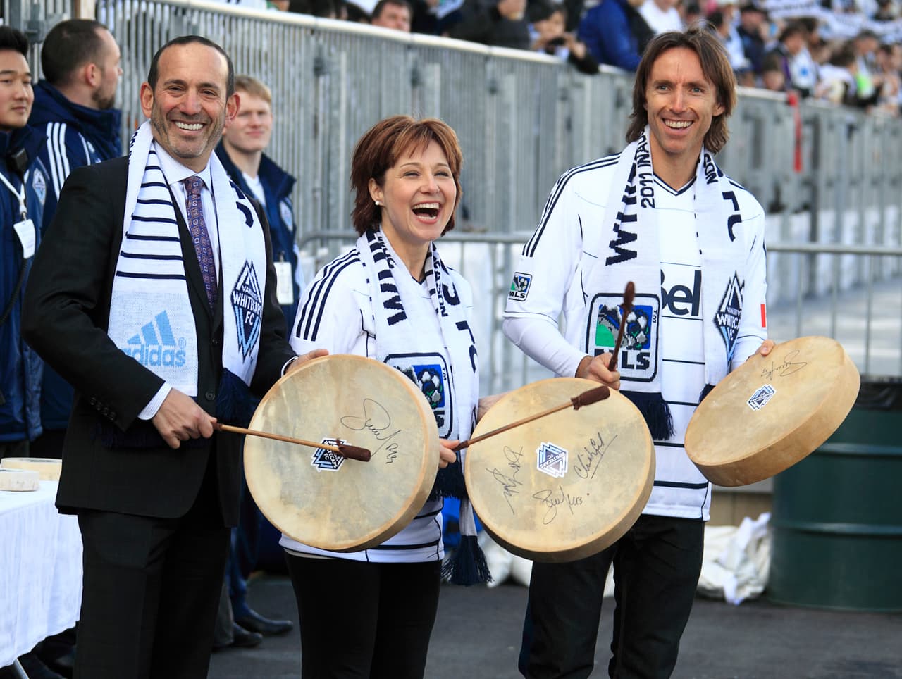 Steve Nash: siendo un apasionado por el fútbol, fanático del Tottenham Hotspur, decidió invertir en los Vancouver Whitecaps de la MLS y luego en el Real Mallorca de España.