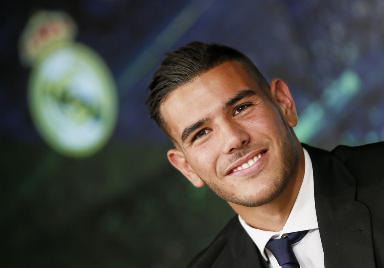 El lateral izquierdo del conjunto madridista jugó la temporada pasada cedido en el Alavés por el Atlético de Madrid. Al finalizar el curso, Theo declinó seguir vinculado al conjunto rojiblanco y se generó algo de ruido por su traspaso al Real Madrid.