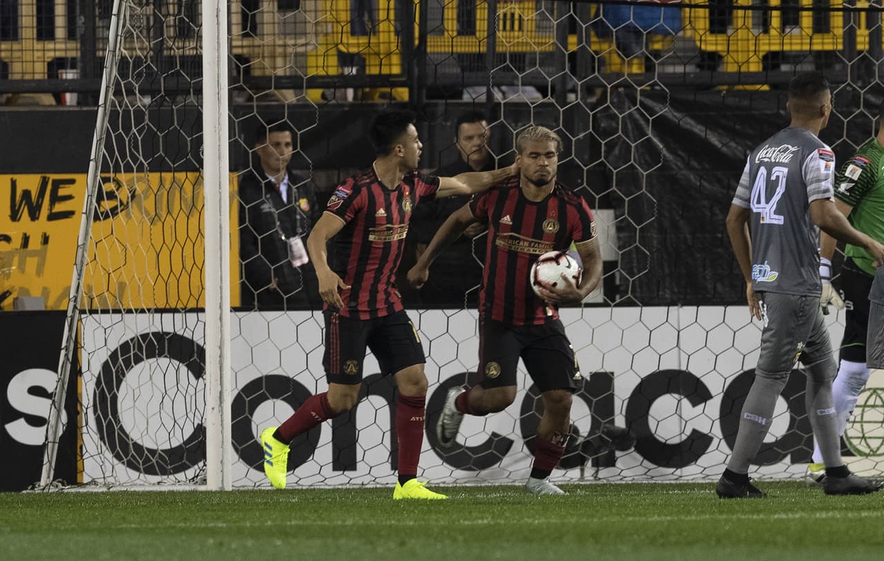 Aprovechando un balón muerto en el área, el goleador del Atlanta consiguió meter el balón en el arco con una volea muy cerca de la línea de gol.