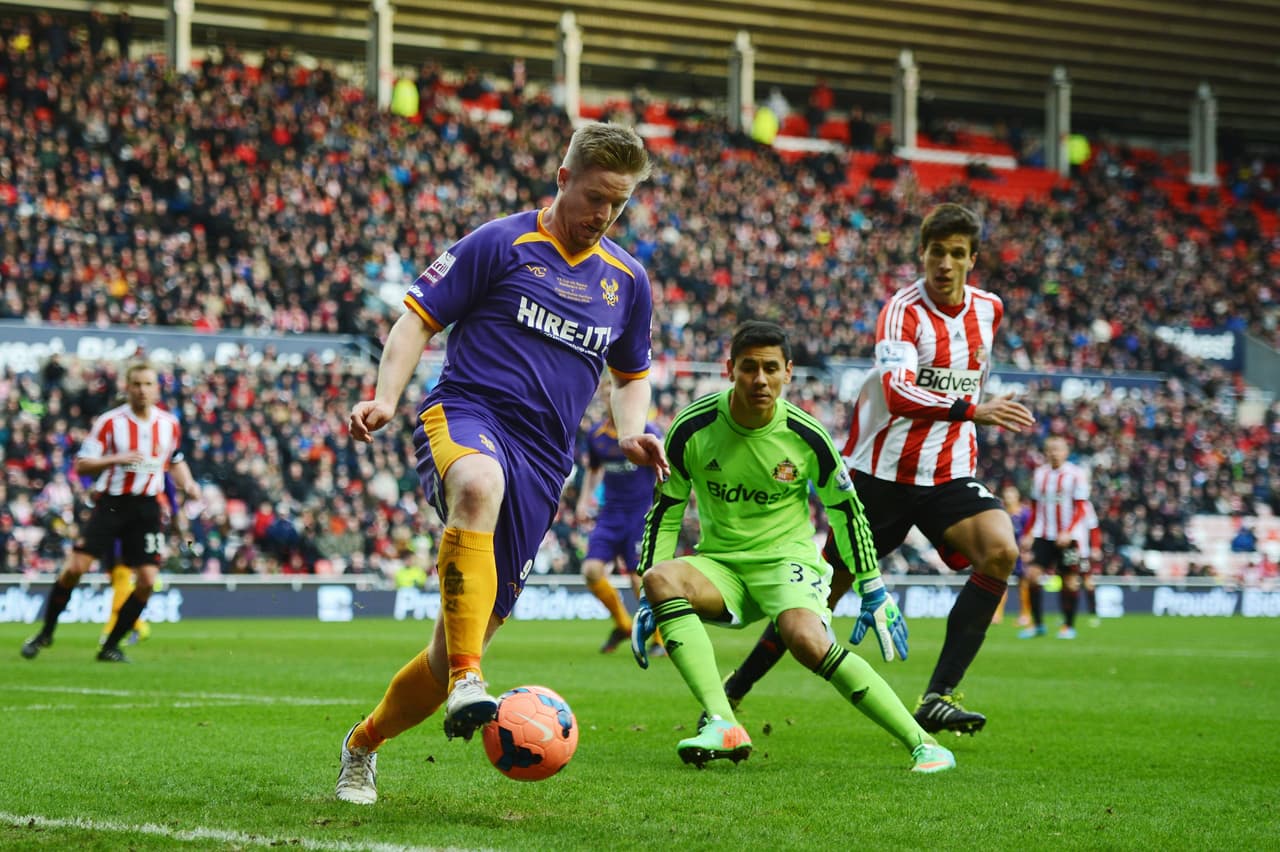 En 2014 arribó al Sunderland de la Premier buscando jugar el Mundial de Brasil pero solamente disputó tres partidos.