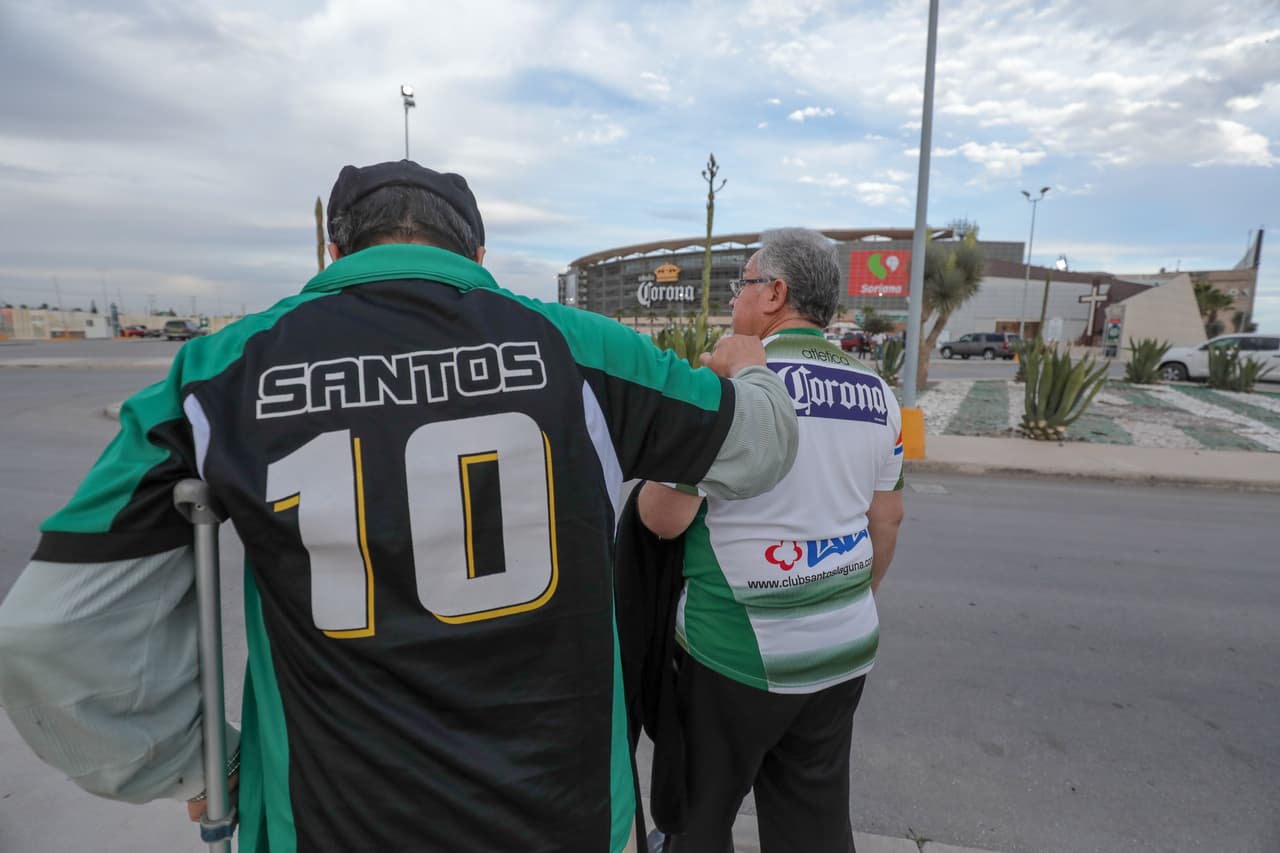 Aunque al comenzar el juego las tribunas tenían muchos claros, según fueron pasando los minutos los fanáticos laguneros pusieron un buen ambiente en este juego internacional que los tiene practicamente en la siguiente fase.