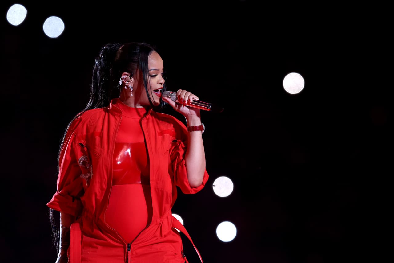 Rihanna desata redes con posible embarazo en show de medio tiempo